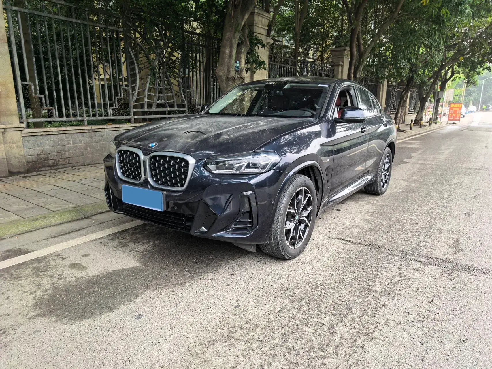 2022 BMW X4 view 1