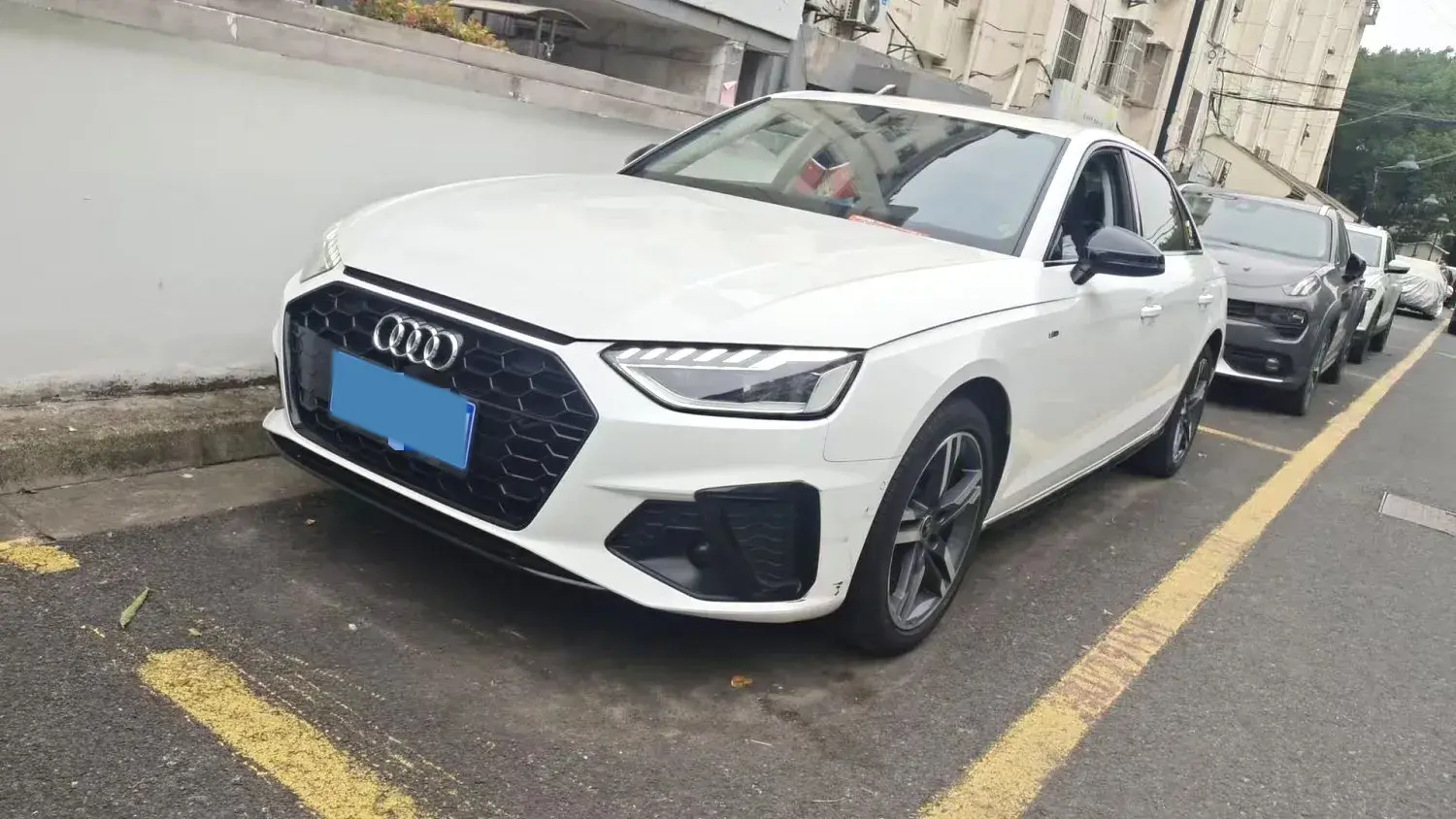 2022 AUDI A4L view 1