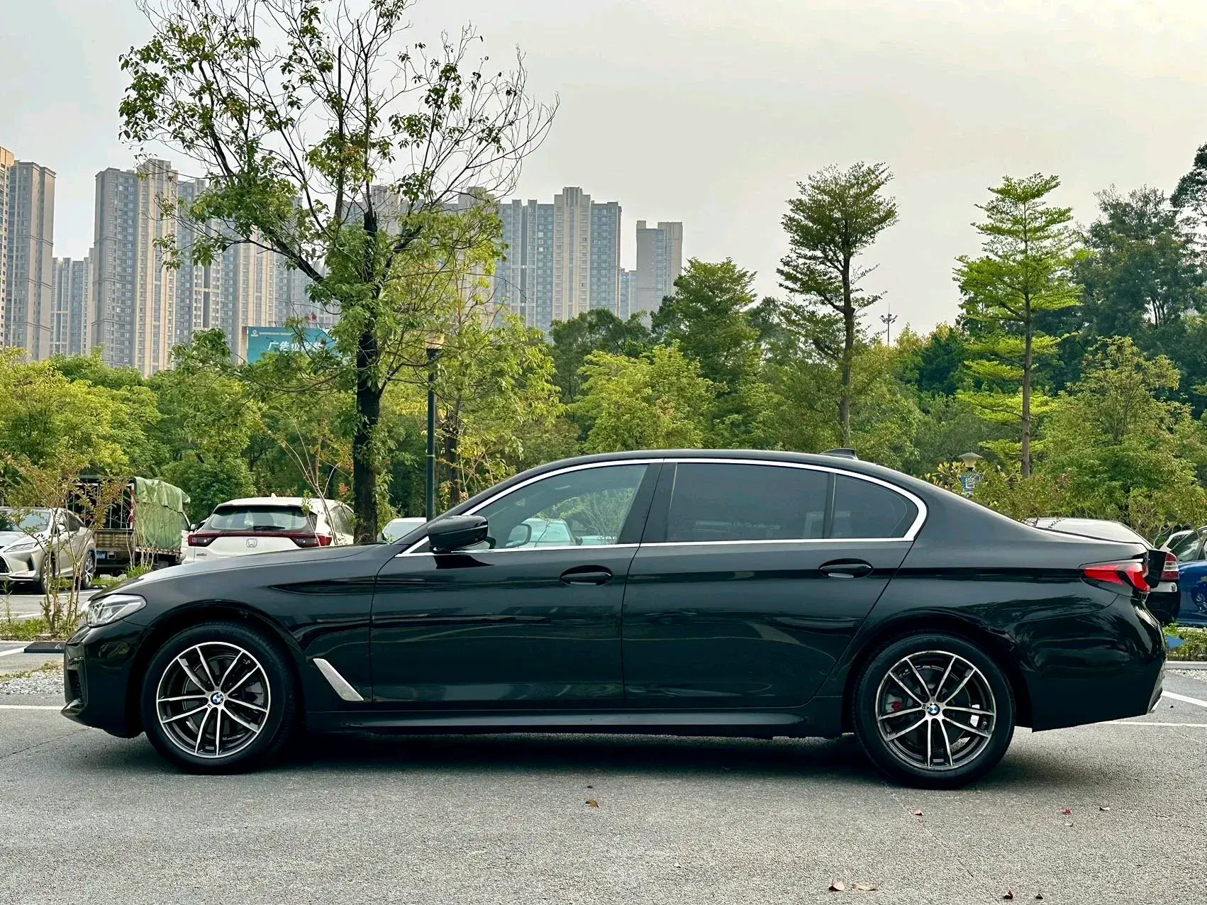 2021 BMW 5 thumbnail 4