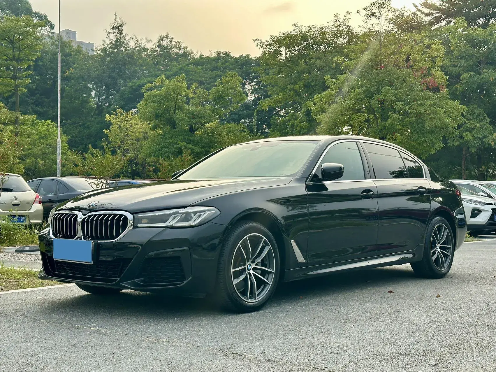 2021 BMW 5 view 1