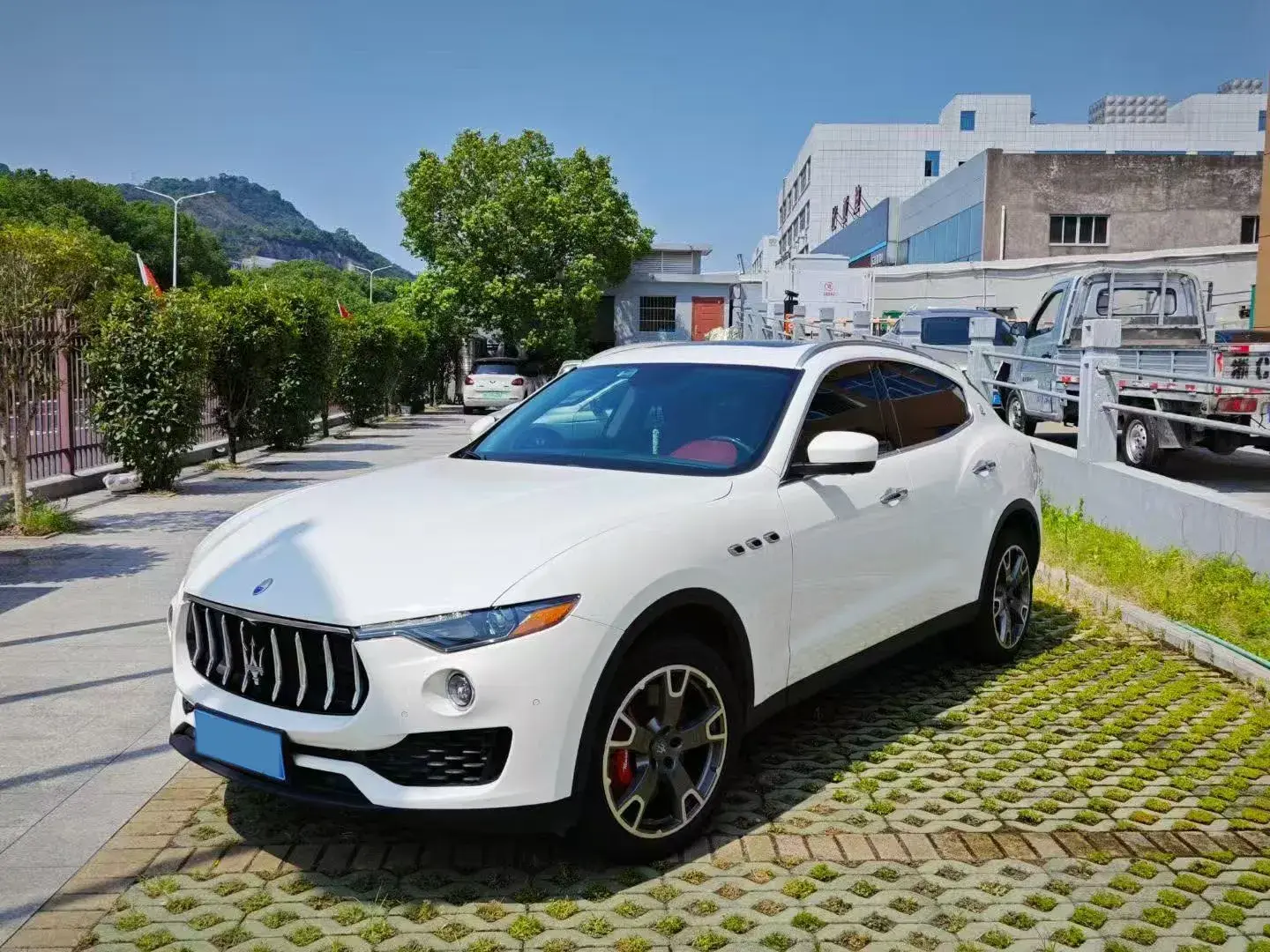 2016 MASERATI LEVANTE view 1