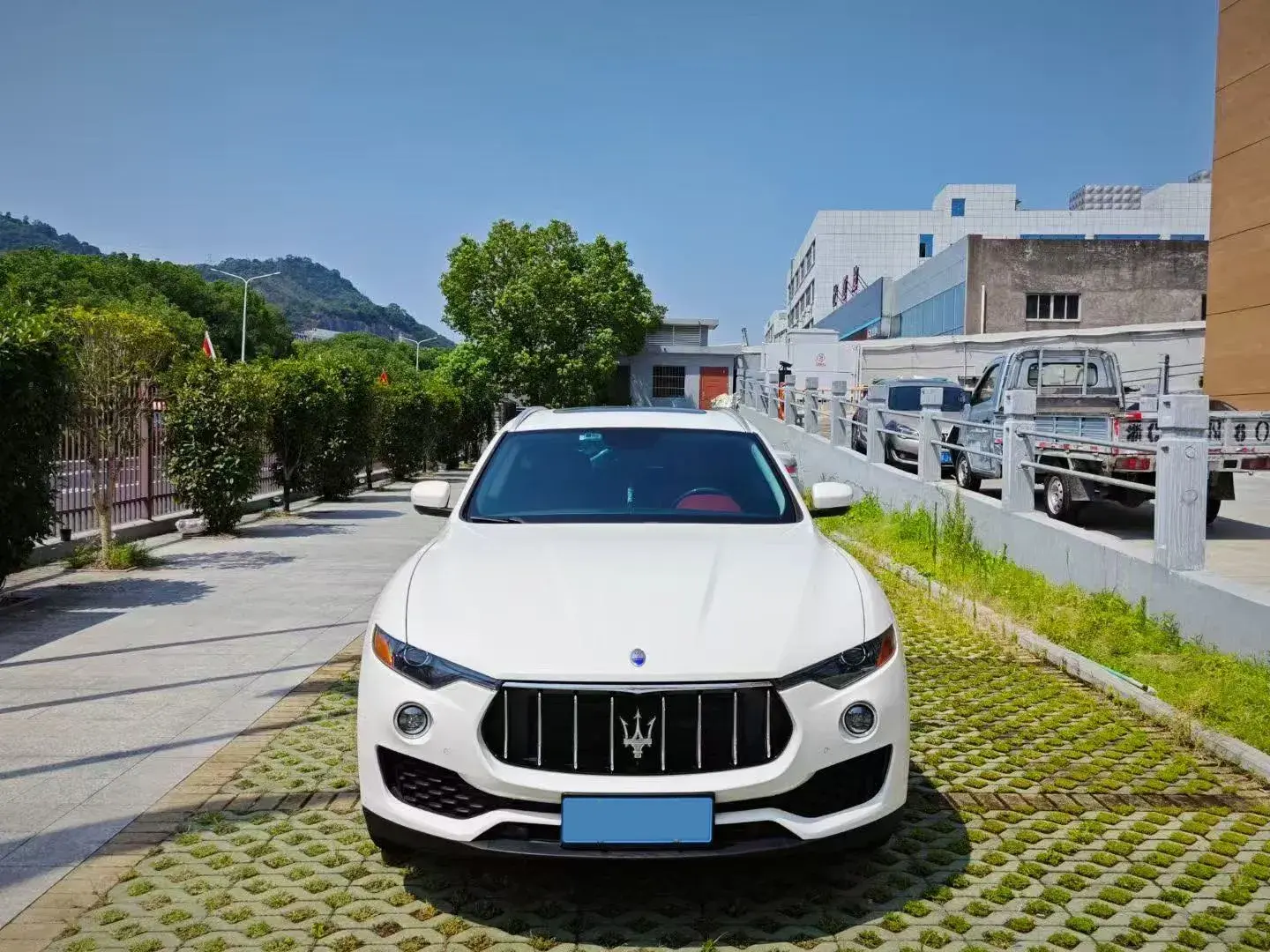 2016 MASERATI LEVANTE thumbnail 2