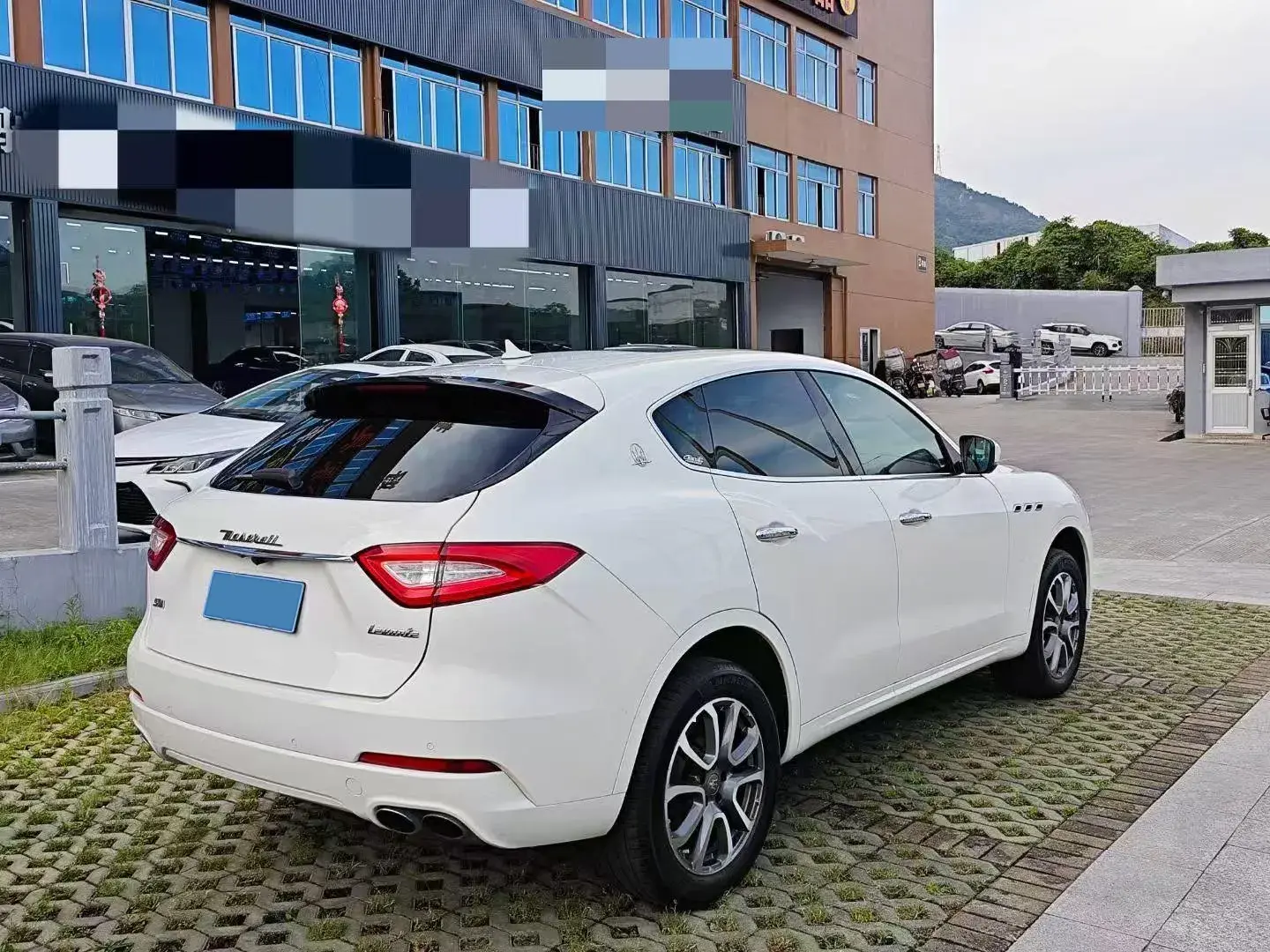 2016 MASERATI LEVANTE thumbnail 3