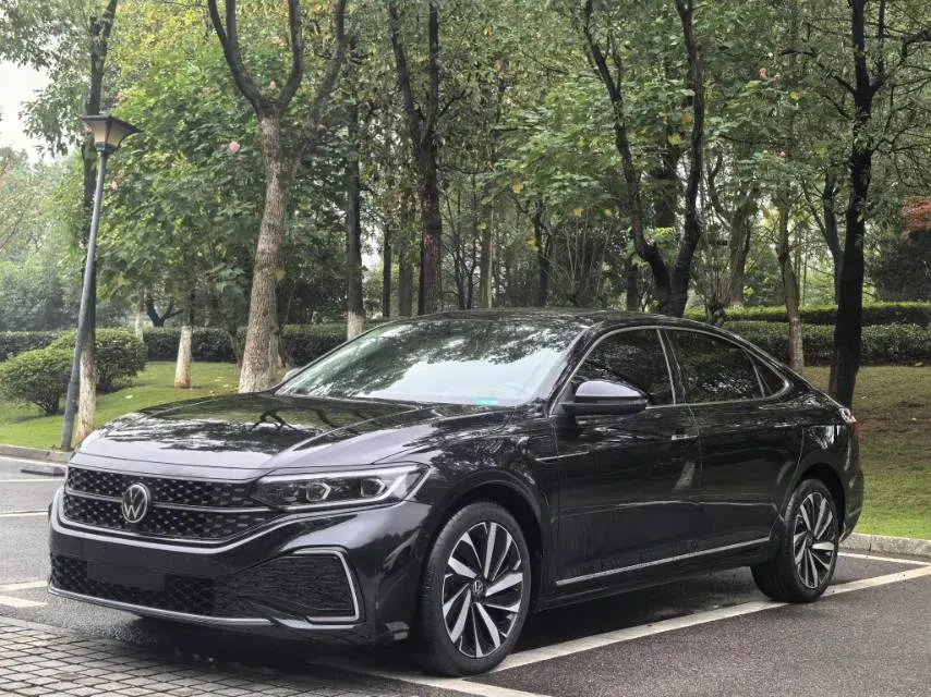 2022 VOLKSWAGEN PASSAT view 1