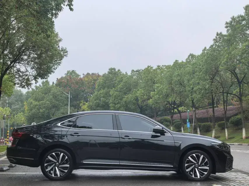 2022 VOLKSWAGEN PASSAT thumbnail 4