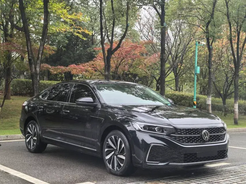 2022 VOLKSWAGEN PASSAT thumbnail 3