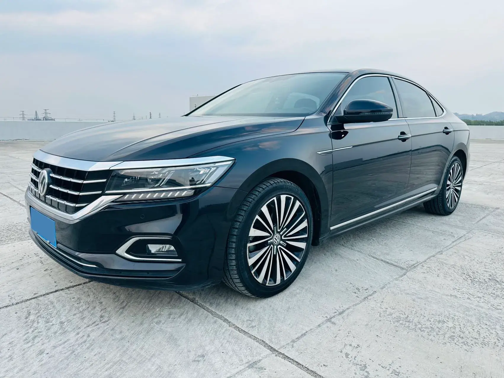 2019 VOLKSWAGEN PASSAT view 1