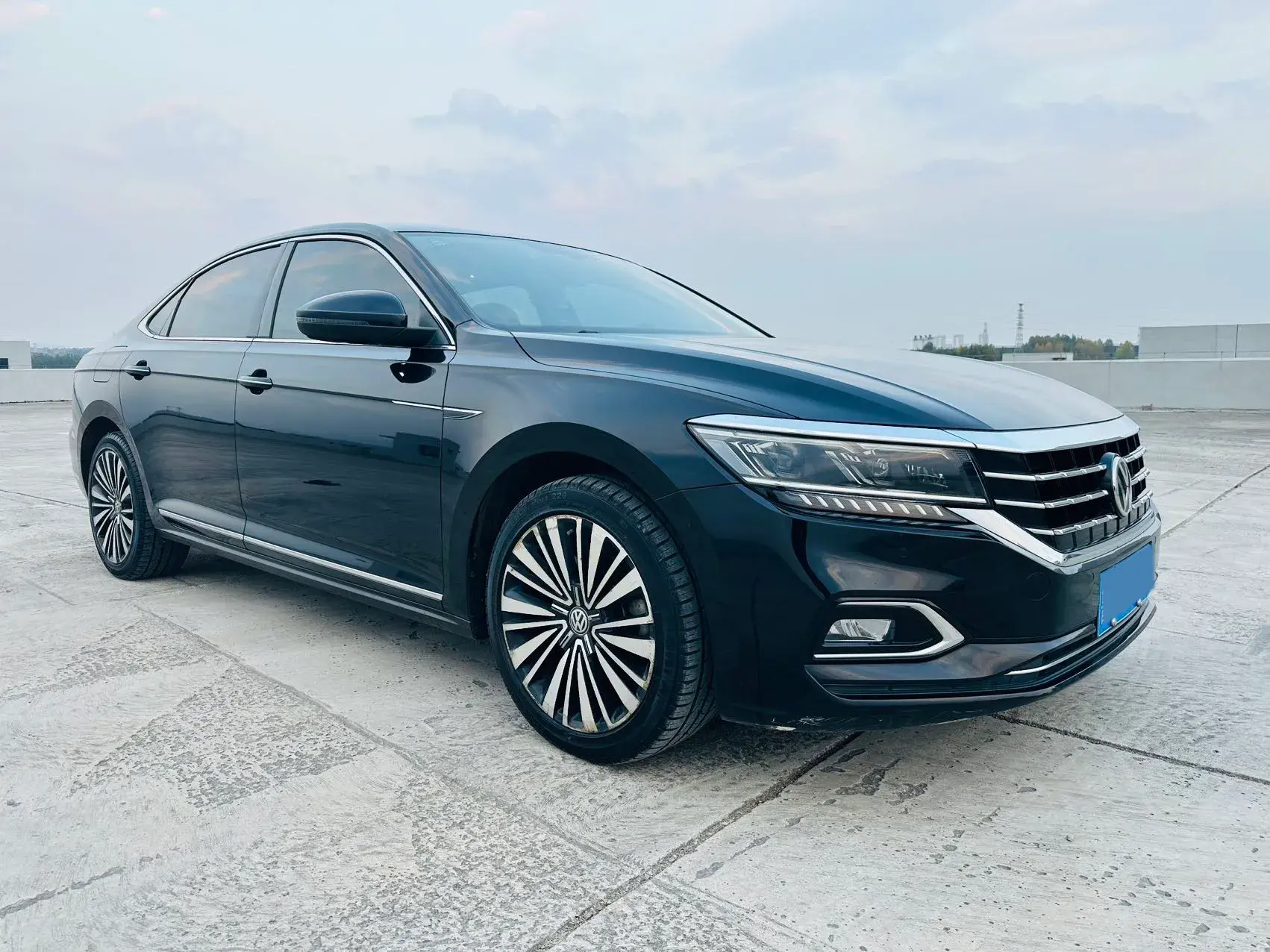 2019 VOLKSWAGEN PASSAT thumbnail 3