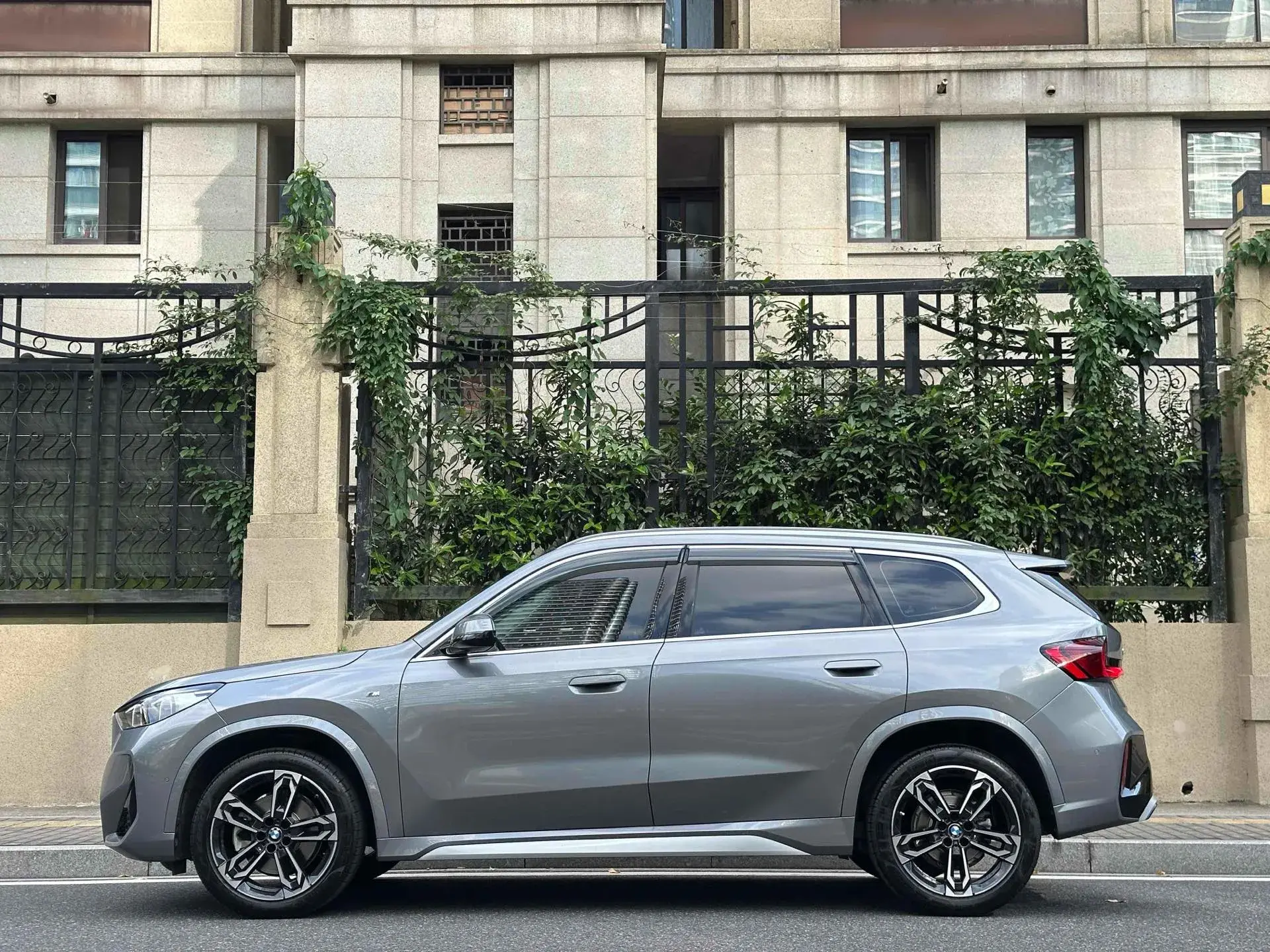 2023 BMW X1 thumbnail 3