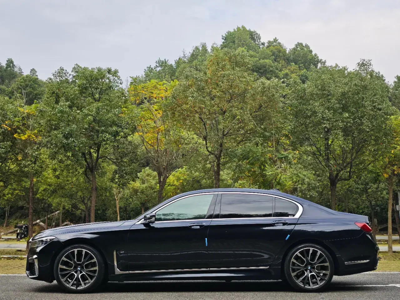 2021 BMW 7 thumbnail 4