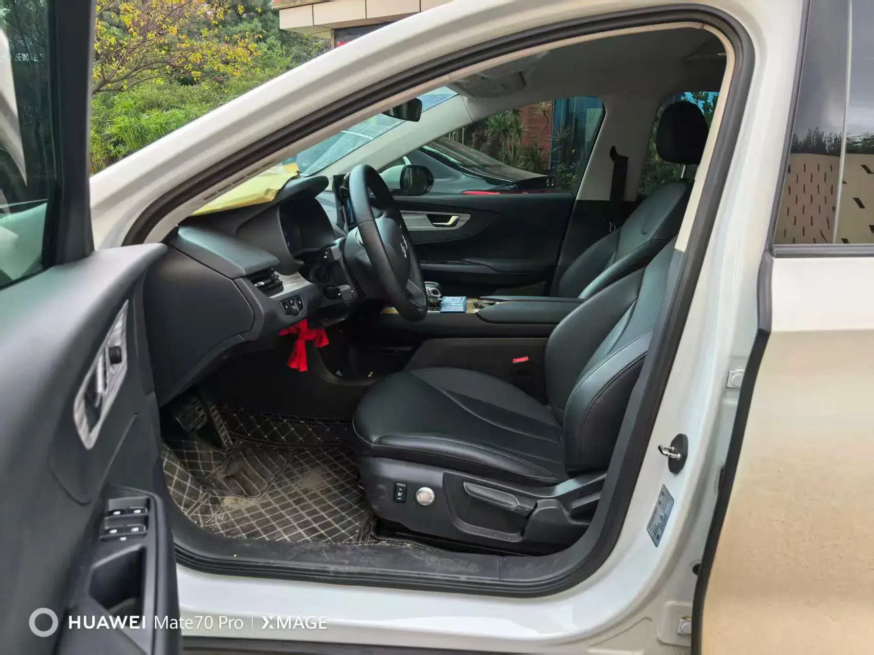 2024 HONGQI E-QM5 thumbnail 3