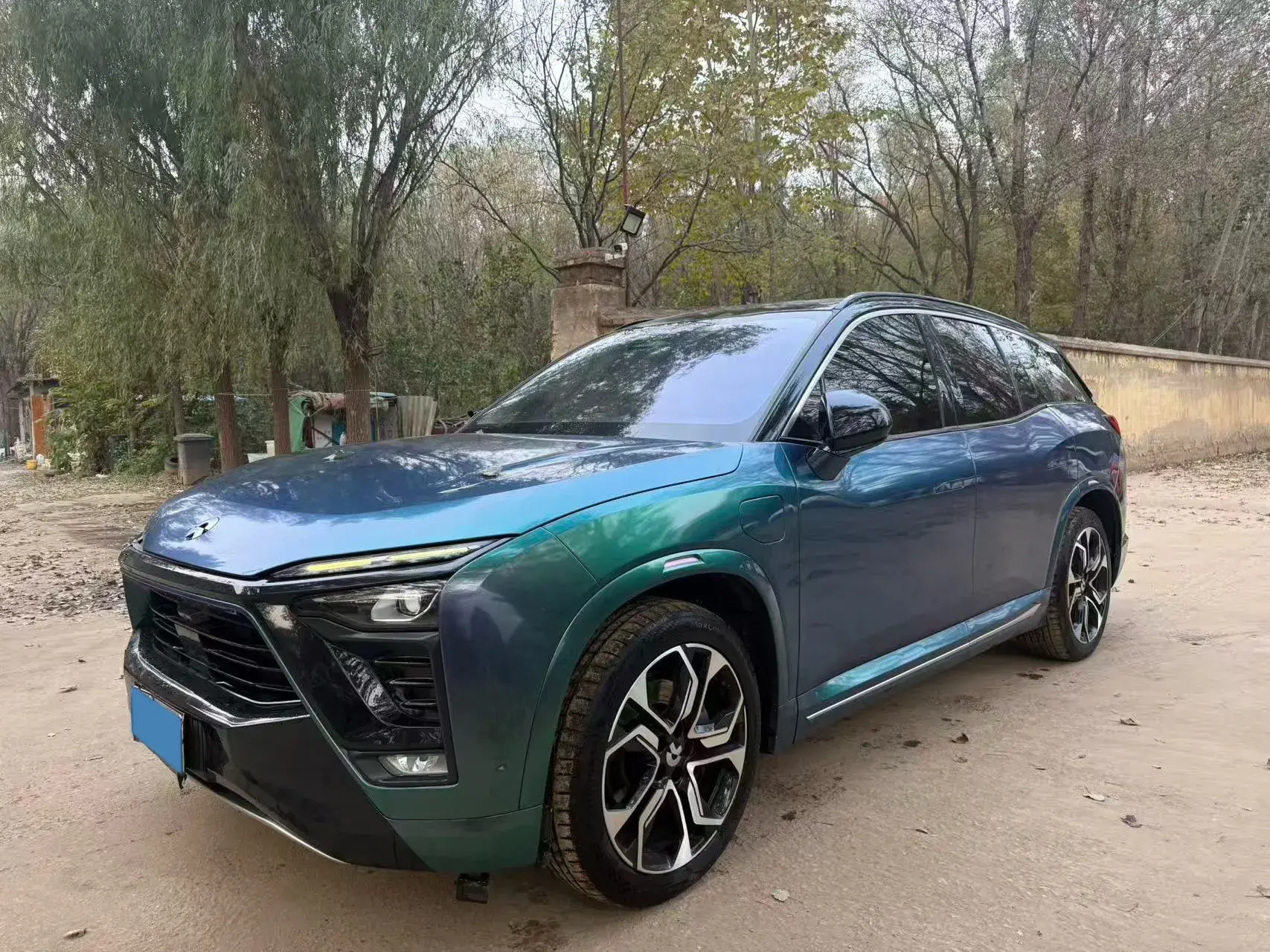 2018 NIO ES8 view 1