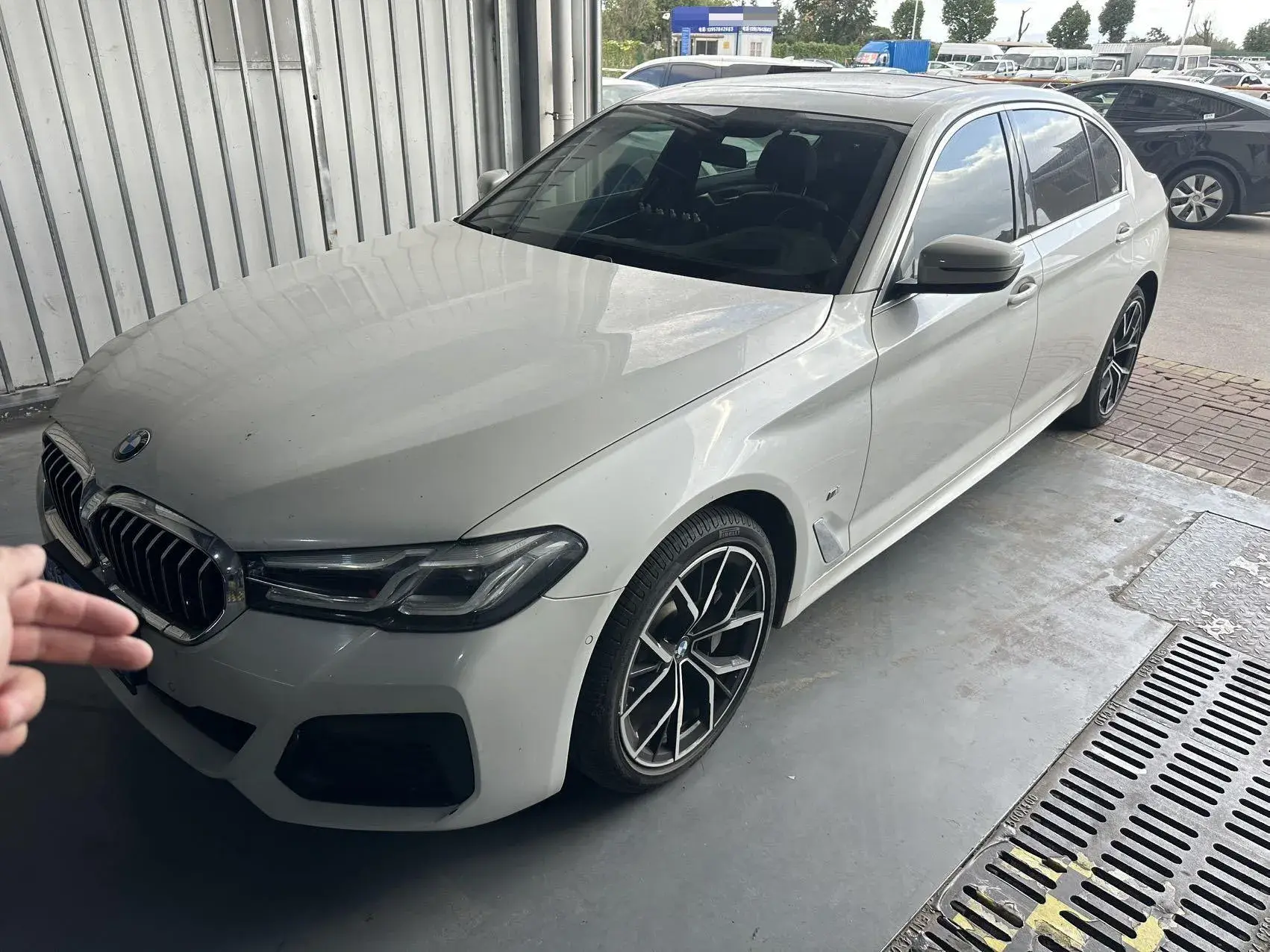 2021 BMW 5 view 1