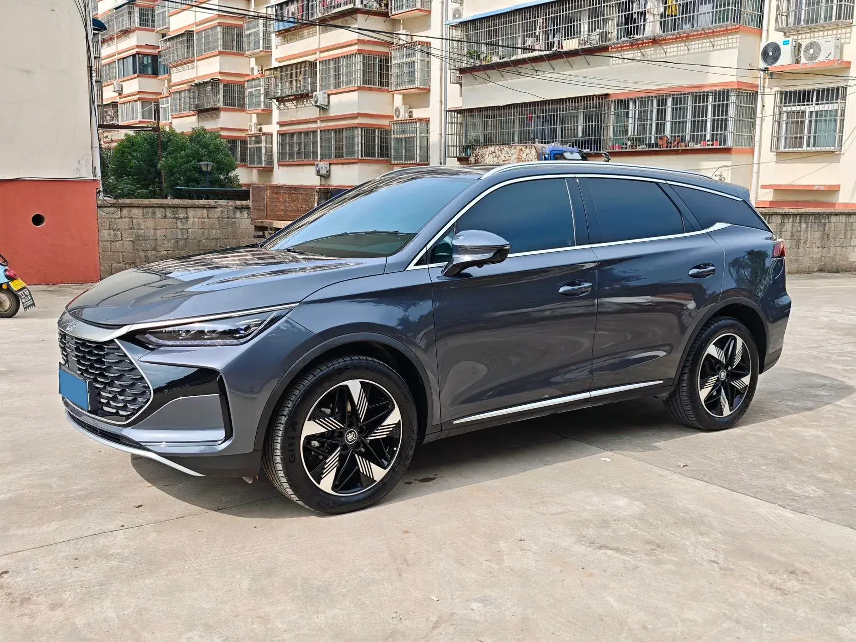 2024 BYD TANG view 1