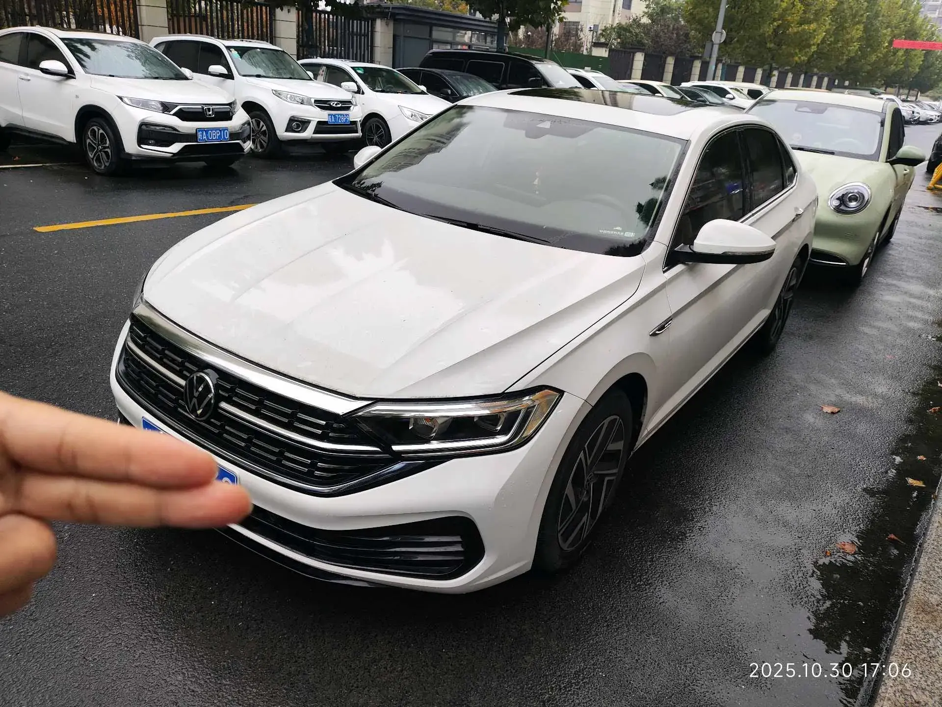 2022 VOLKSWAGEN SAGITAR view 1