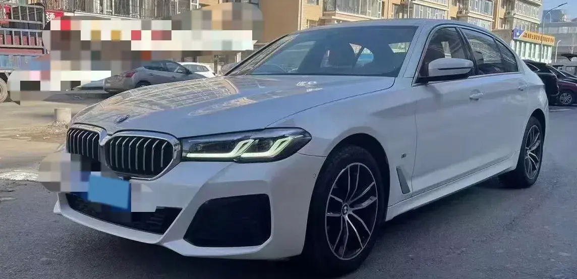 2022 BMW 5 view 1