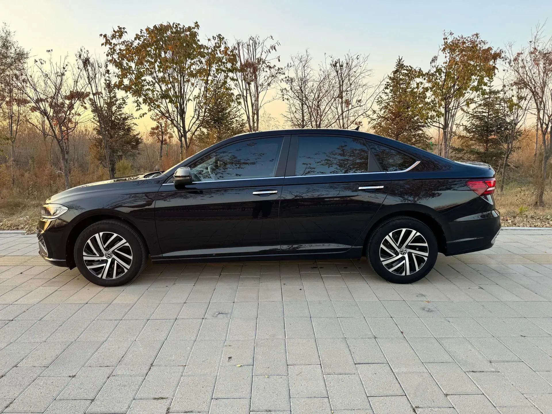 2023 VOLKSWAGEN LAVIDA thumbnail 4