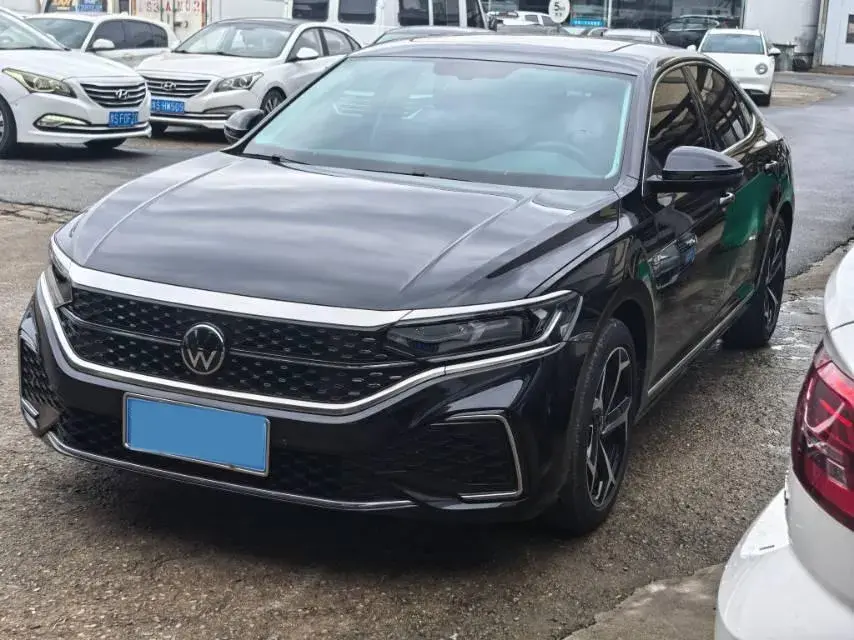 2025 Volkswagen Passat 2.0T 220HP L4 7DCT