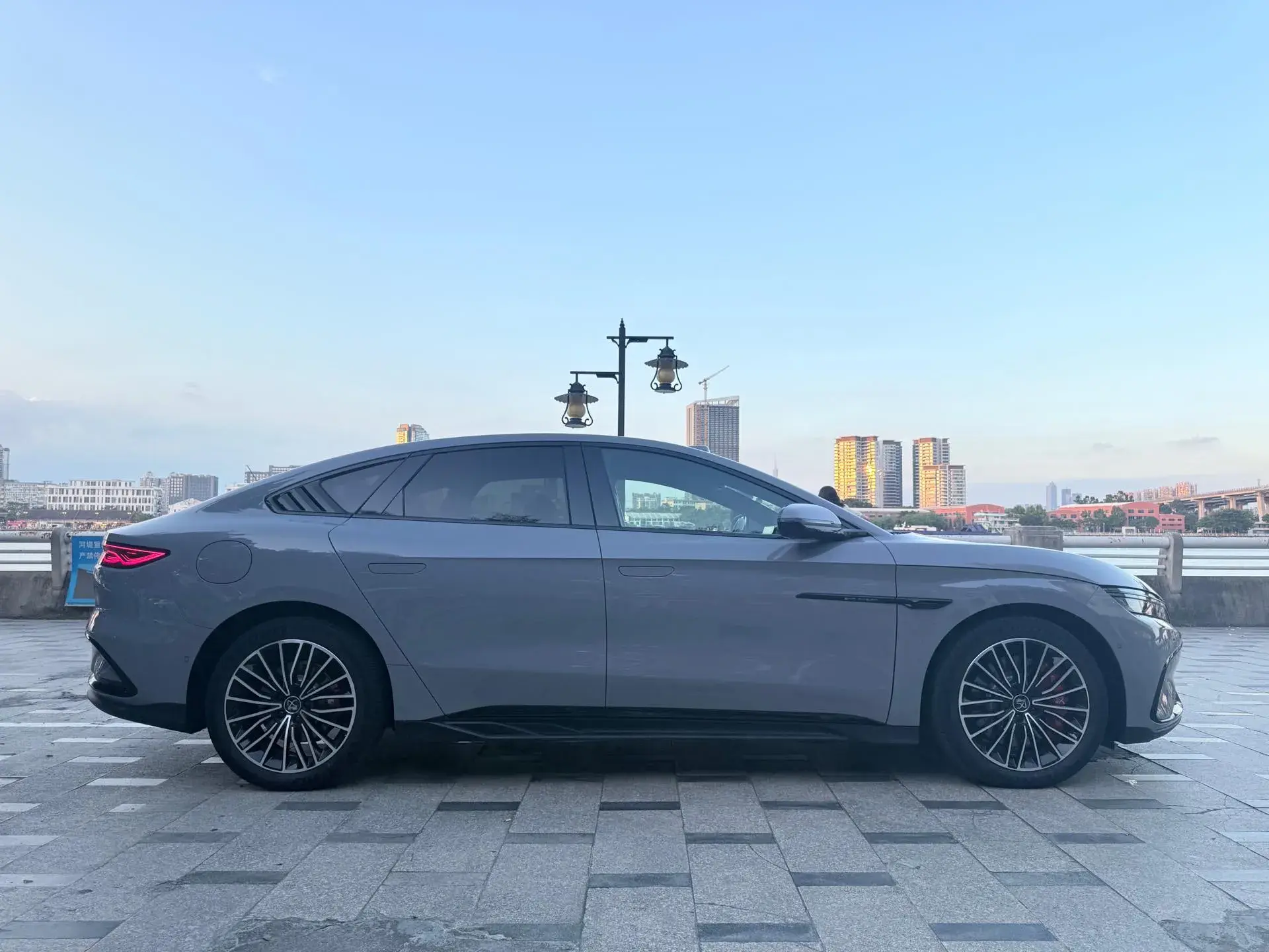 2025 BYD HAN thumbnail 4