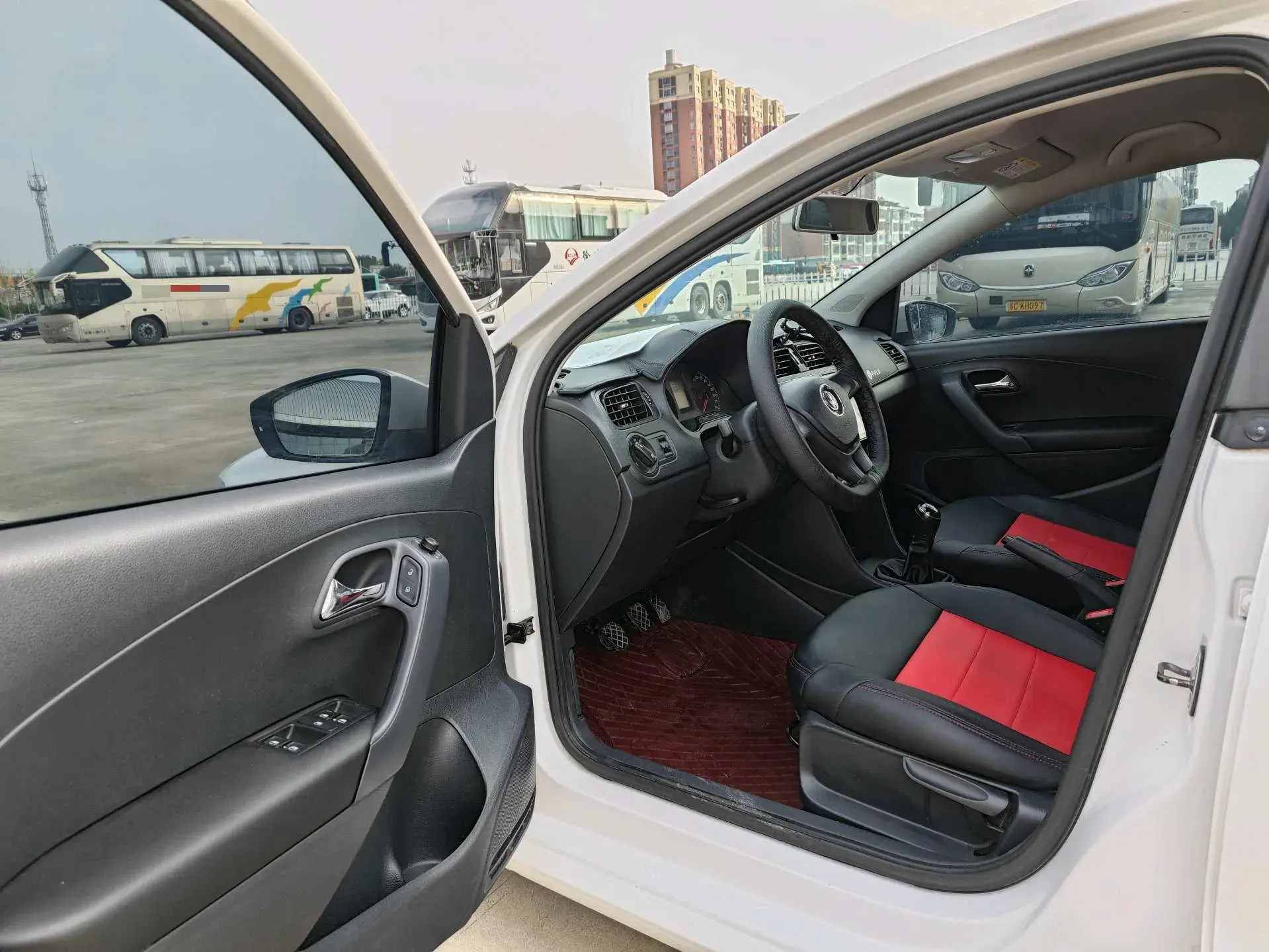 2016 VOLKSWAGEN POLO thumbnail 3