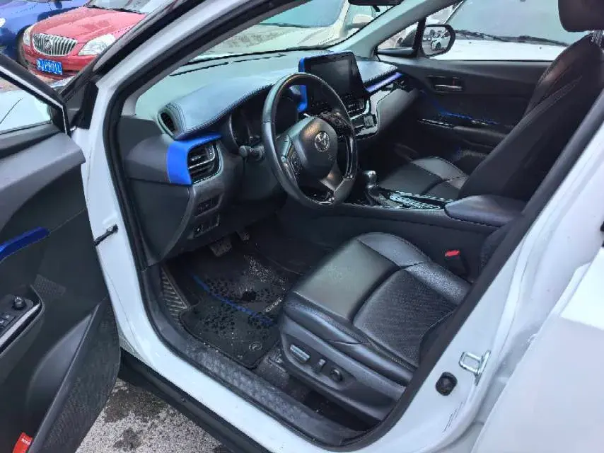 2021 TOYOTA C-HR thumbnail 4