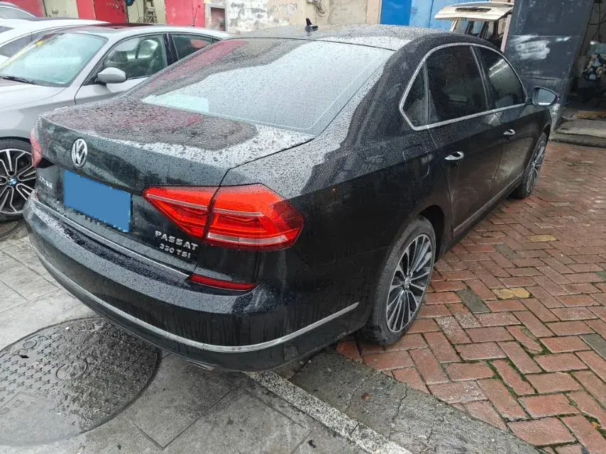 2017 VOLKSWAGEN PASSAT thumbnail 2