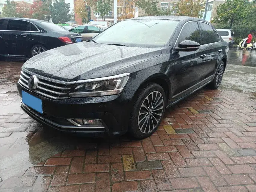 2017 VOLKSWAGEN PASSAT view 1