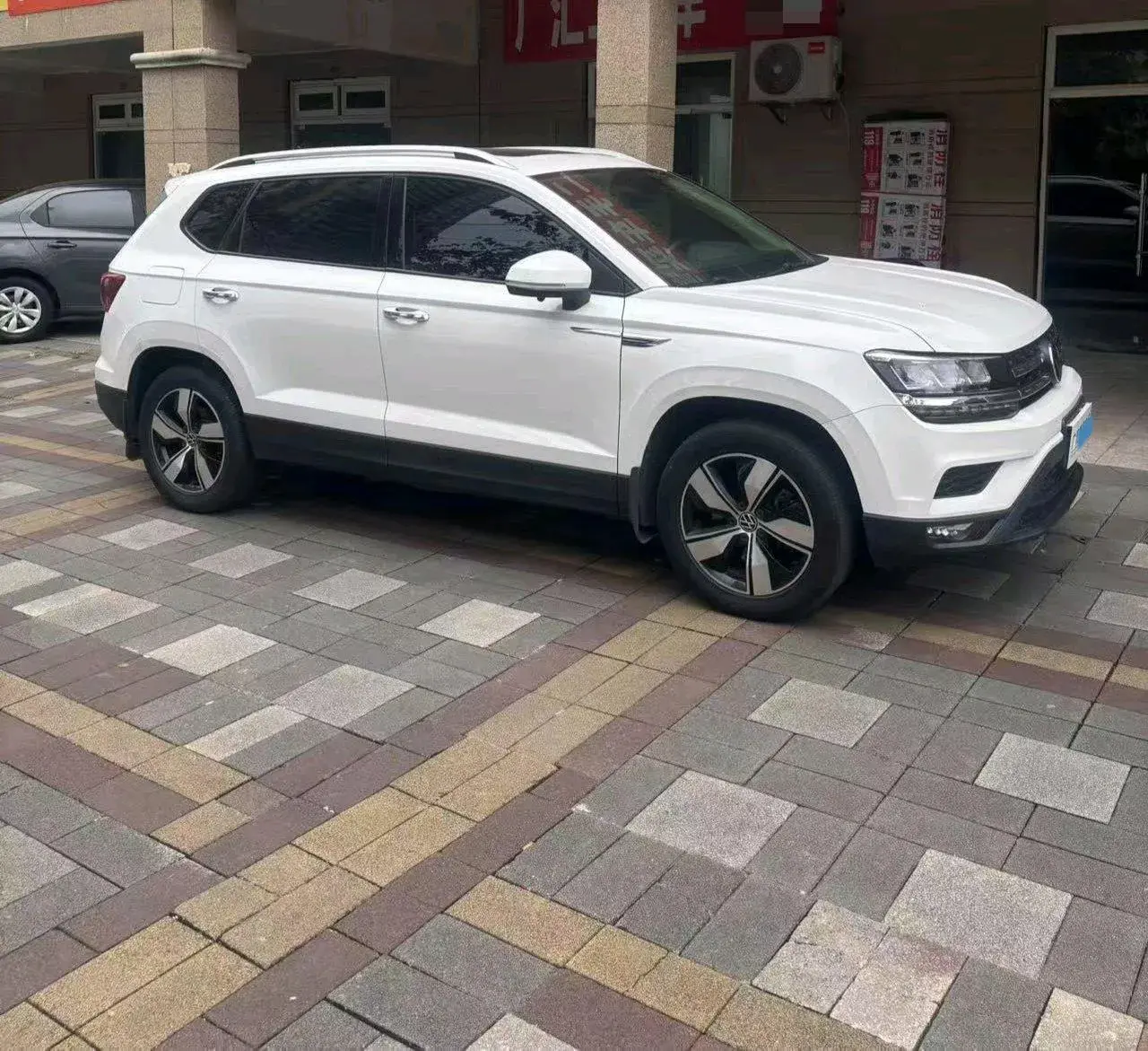 2021 VOLKSWAGEN THARU thumbnail 4