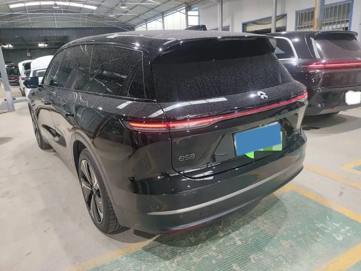2023 NIO ES8 thumbnail 4
