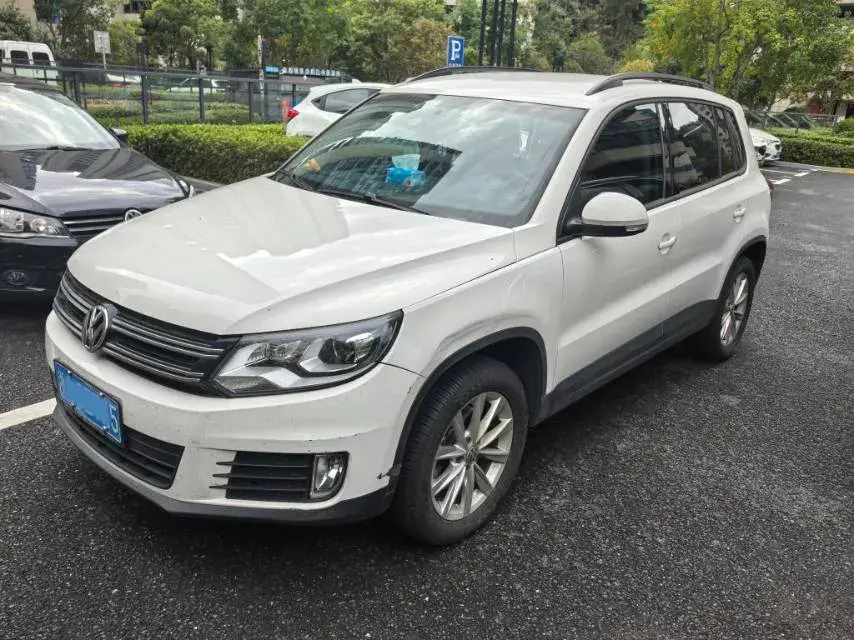 2017 VOLKSWAGEN TIGUAN view 1