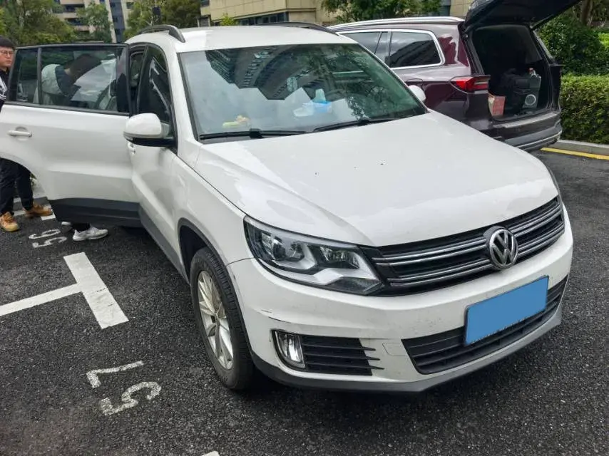 2017 VOLKSWAGEN TIGUAN thumbnail 3