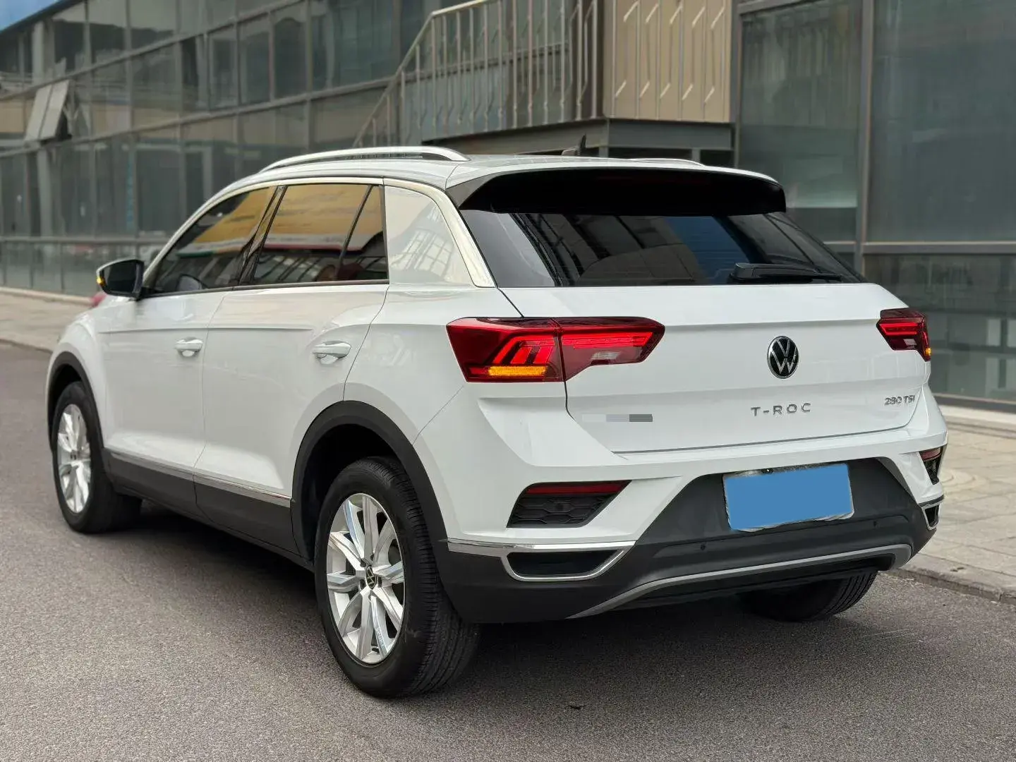 2021 VOLKSWAGEN T-ROC thumbnail 4