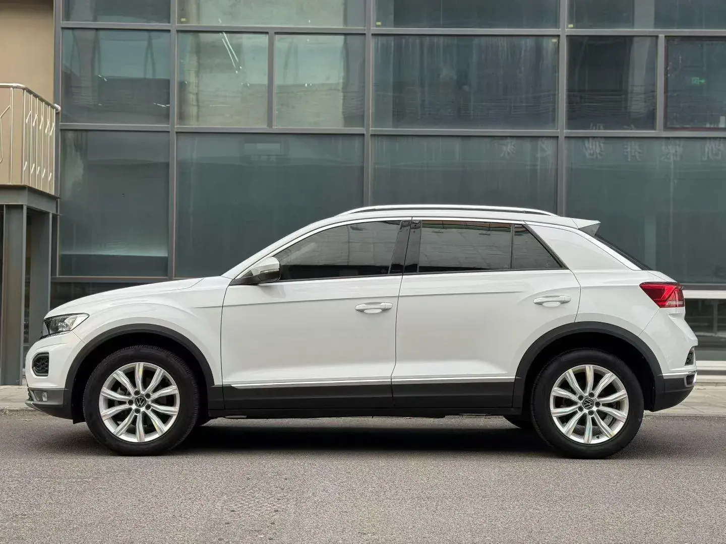 2021 VOLKSWAGEN T-ROC thumbnail 3