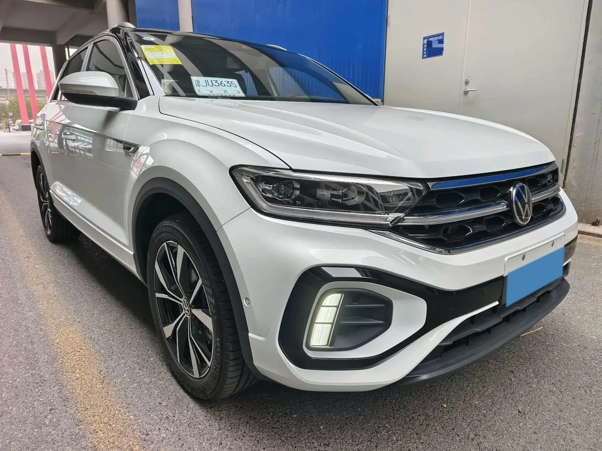 2025 VOLKSWAGEN T-ROC thumbnail 3
