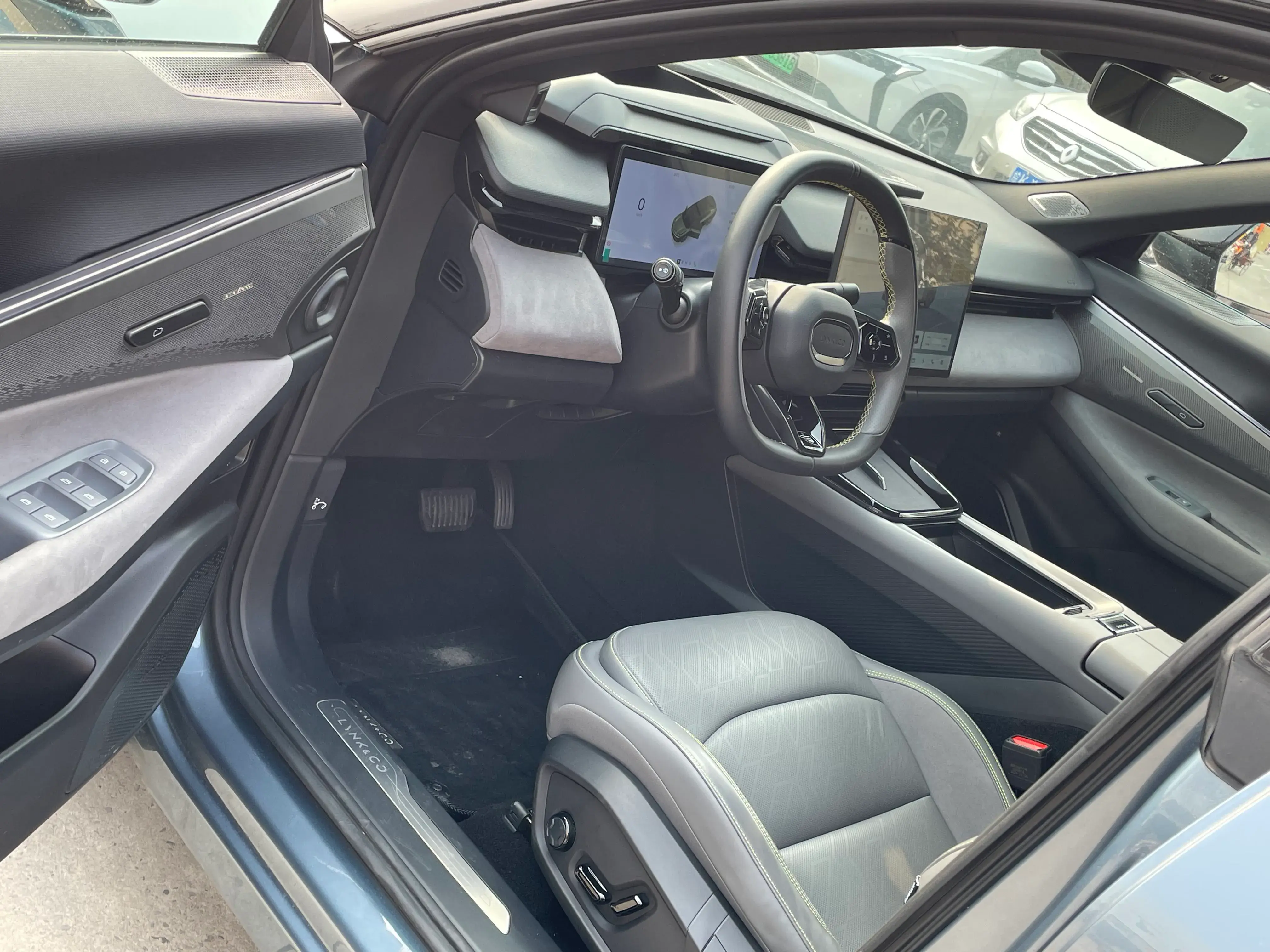 2025 LYNK&CO 08 thumbnail 4