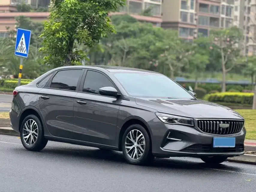 2025 GEELY EMGRAND thumbnail 3