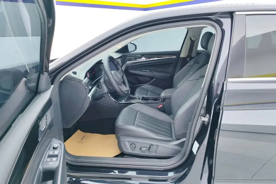 2023 VOLKSWAGEN PASSAT thumbnail 4