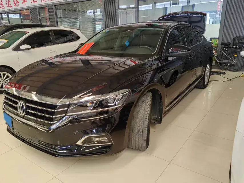 2019 VOLKSWAGEN PASSAT view 1