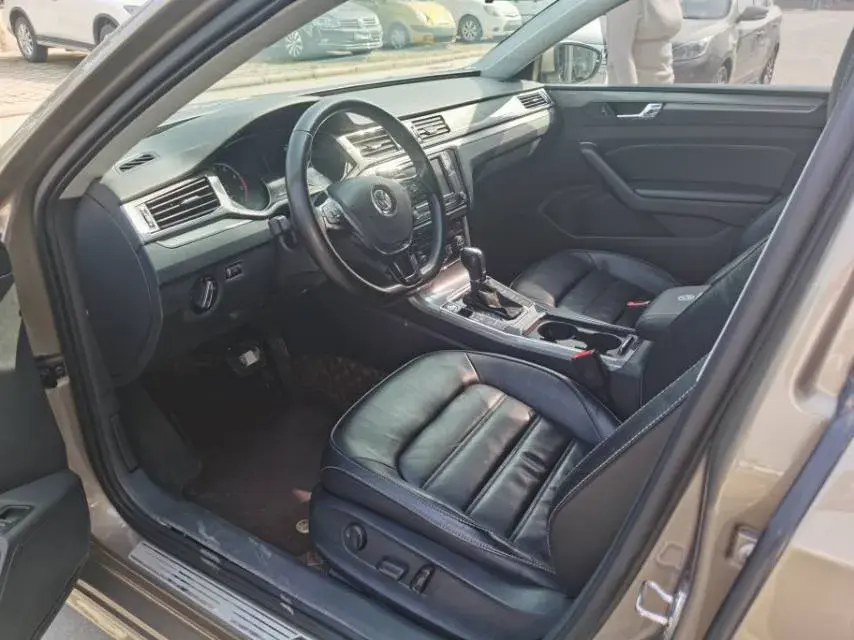 2017 VOLKSWAGEN PASSAT thumbnail 4