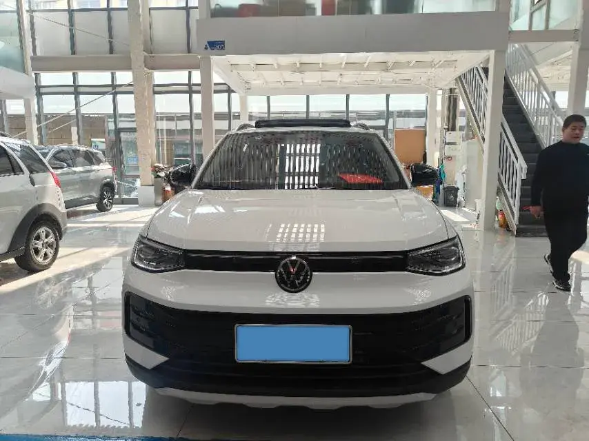 2025 VOLKSWAGEN THARU thumbnail 2