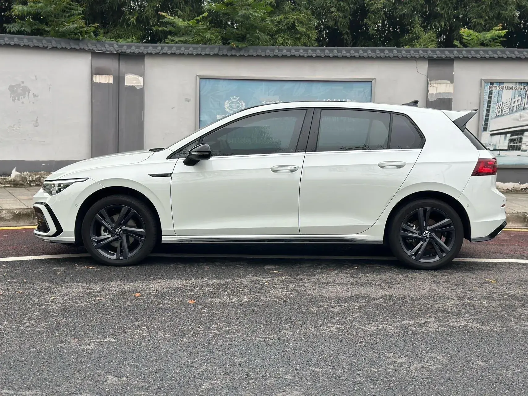 2023 VOLKSWAGEN GOLF thumbnail 3