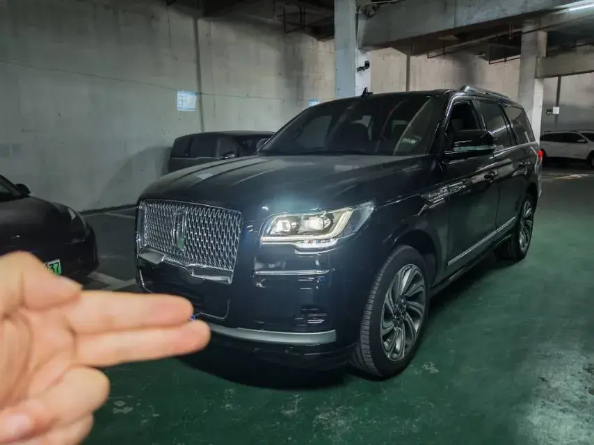 2022 LINCOLN NAVIGATOR view 1