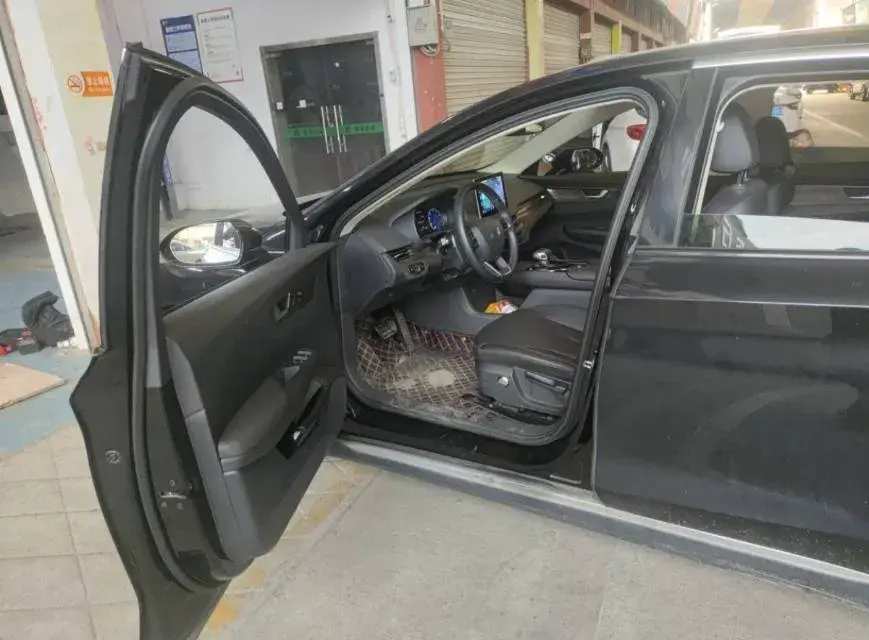 2022 HONGQI E-QM5 thumbnail 3