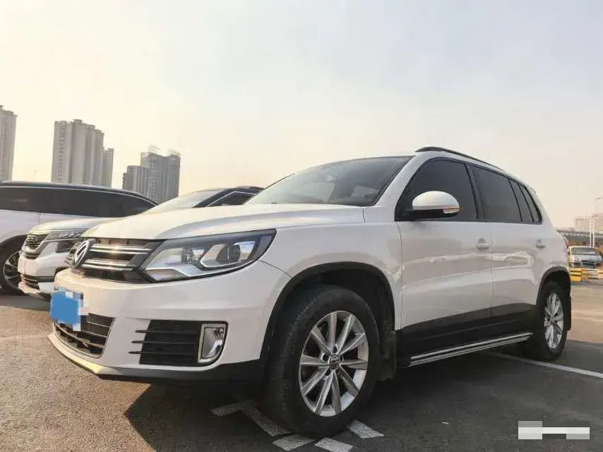2017 VOLKSWAGEN TIGUAN view 1