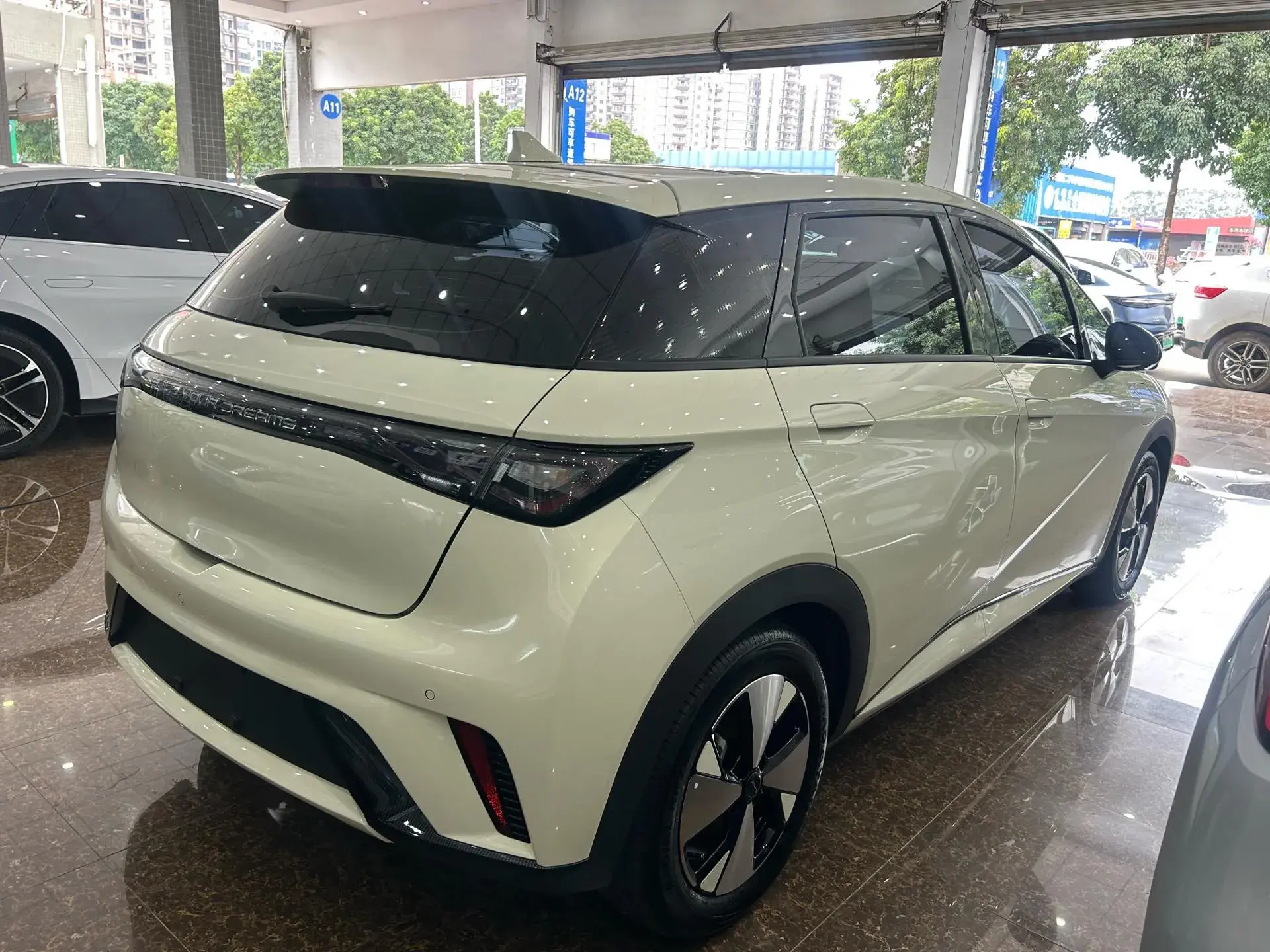 2023 BYD DOLPHIN thumbnail 4