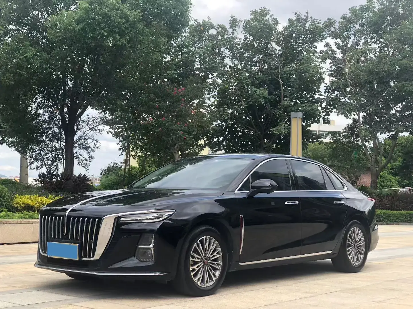 2023 HONGQI H5 view 1