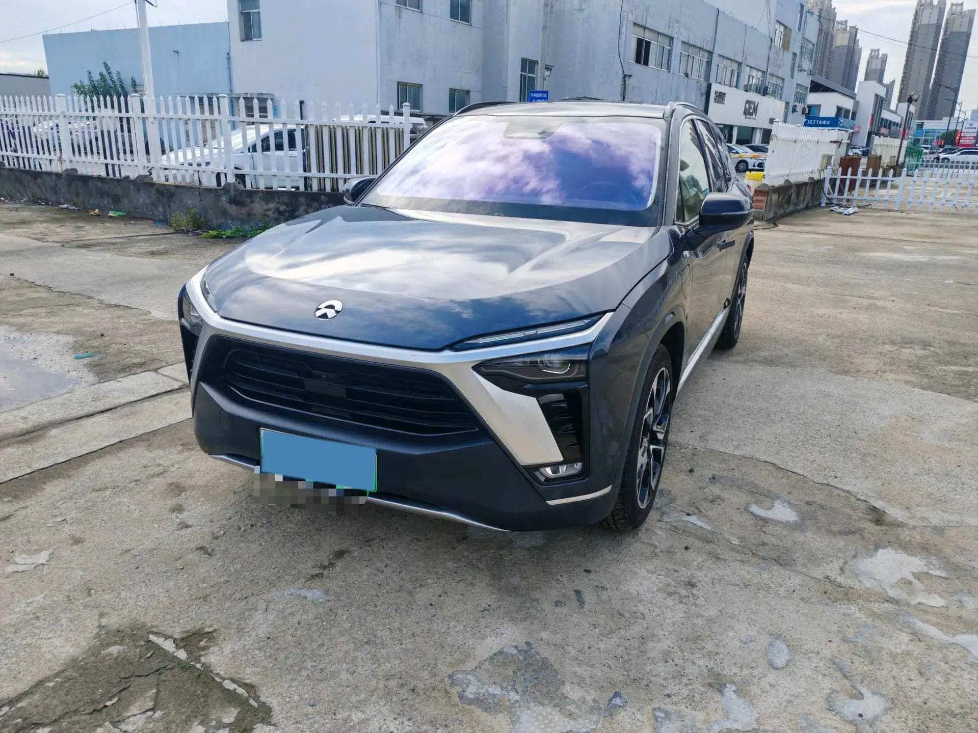 2020 NIO ES8 view 1