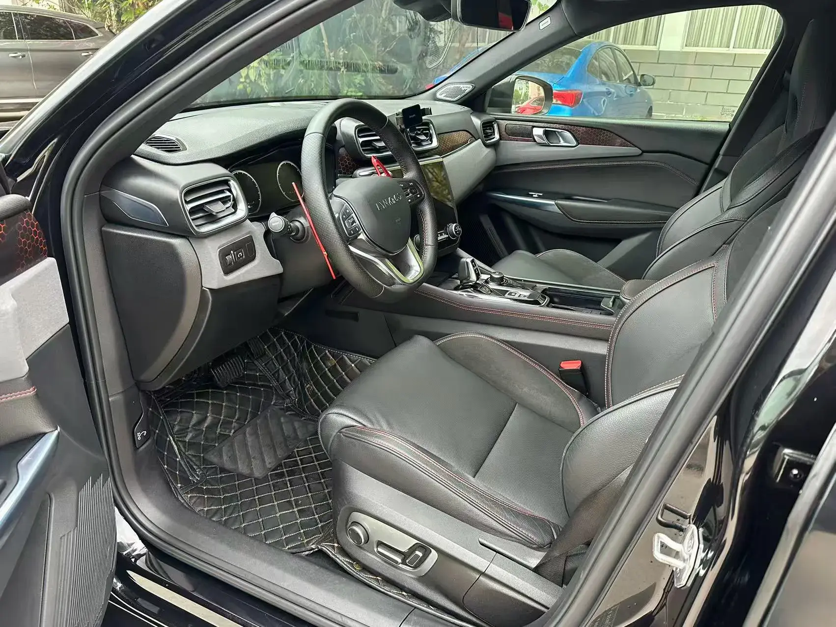 2018 LYNK&CO 03 thumbnail 4