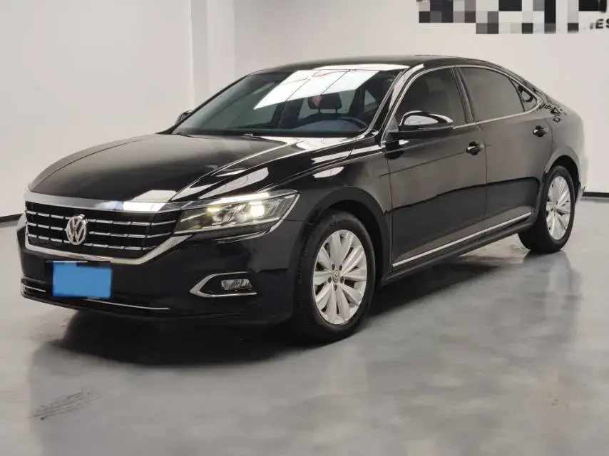 2019 VOLKSWAGEN PASSAT view 1