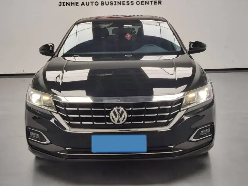 2019 VOLKSWAGEN PASSAT thumbnail 3